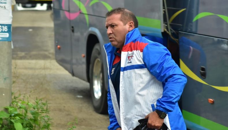 El entrenador argentino Gabriel Álvarez no descartó dejar su puesto en el banquillo de Firpo.