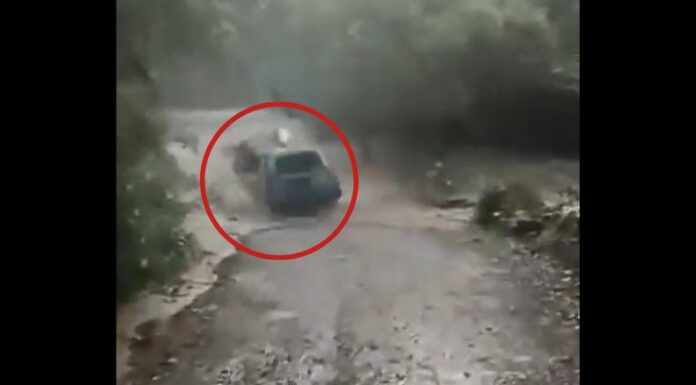 Un vendedor ingresó al río cuando este afluente se encontraba desbordado por las intensas lluvias en Guatemala.