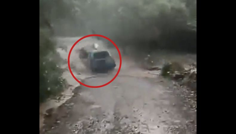 Un vendedor ingresó al río cuando este afluente se encontraba desbordado por las intensas lluvias en Guatemala.