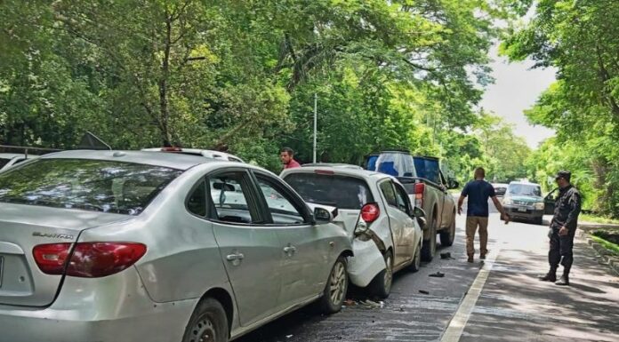 La Policía Nacional Civil (PNC) reportó un triple accidente de tránsito sobre el km 146 de la carretera Panamericana, en el cantón Tecomatal.