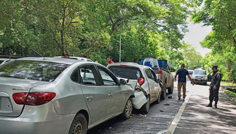 La Policía Nacional Civil (PNC) reportó un triple accidente de tránsito sobre el km 146 de la carretera Panamericana, en el cantón Tecomatal.