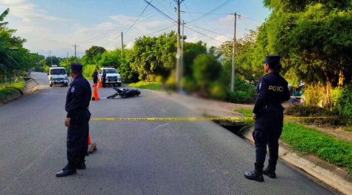 La Policía Nacional Civil (PNC) reportó el fallecimiento de un motociclista que chocó contra un poste de electricidad en Santa Ana.