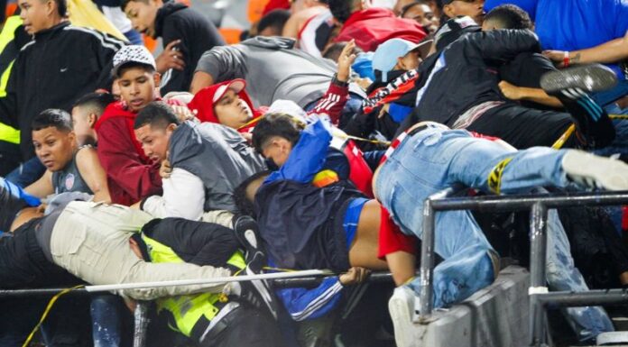 La noche de ayer ocurrió un lamentable episodio en el fútbol colombiano. Durante el partido entre Atlético Nacional y Junior de Barranquilla.