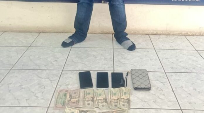 La Policía Nacional Civil (PNC) capturó a un hombre acusado de hurtarle las pertenencias a los pasajeros en San Miguel.