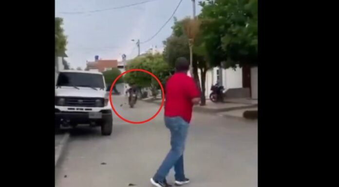 Varias personas se unieron para detener a un ladrón utilizando una escoba para que no escapara de la justicia.