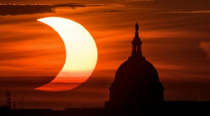 Un eclipse anular, también conocido como ‘anillo de fuego’ cubrirá el centro del disco solar y dejará a la vista todo su contorno.