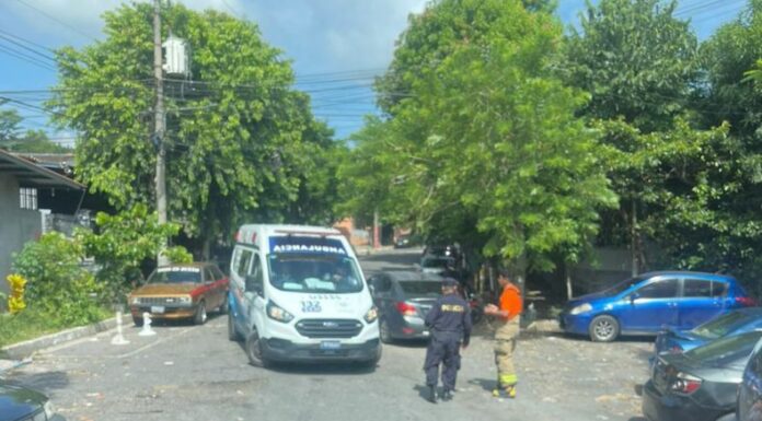 Cinco personas resultaron lesionadas tras explosión de un tambo de gas en Apopa. Equipos de emergencia atendieron los lesionados.