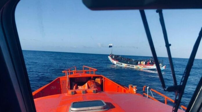 Los equipos de rescate continúan la búsqueda de 48 personas desaparecidas tras un nuevo naufragio en las islas las Canarias.
