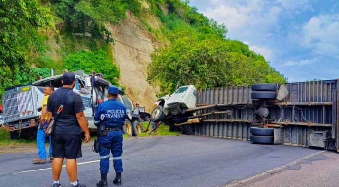 La PNC informa sobre un nuevo percance protagonizado por dos camiones en la carretera de Oro. El paso está bloqueado.