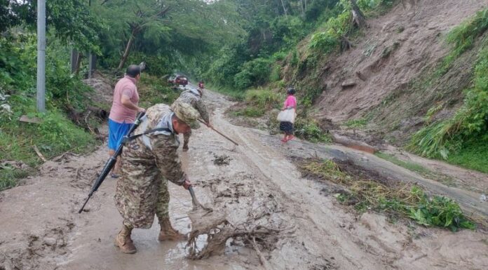 La Fuerza Armada realizó remoción de escombros de un deslizamiento de tierra en calle a San Emigdio, de la Ruta Panorámica.