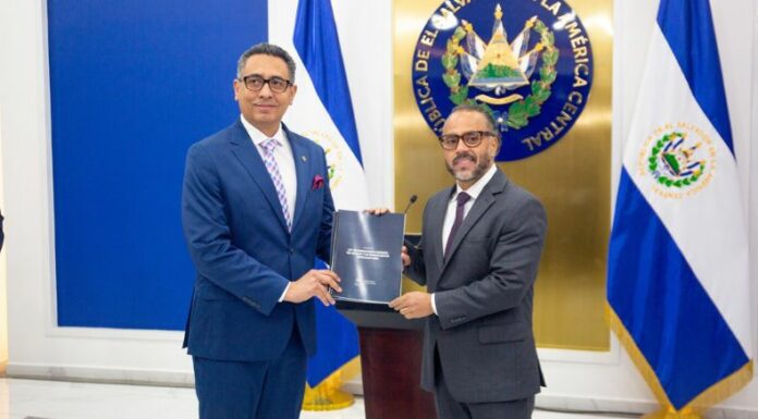 El encargado del Ministerio de Hacienda, entregó a la Asamblea Legislativa el proyecto de Ley de Presupuesto General del Estado 2025.