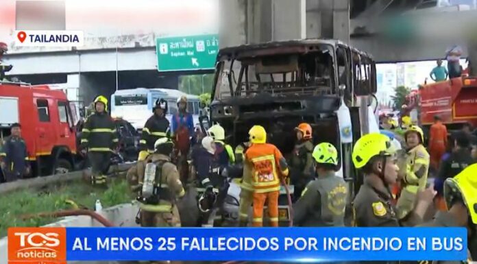 De acuerdo con el reporte preliminar, una llanta del bus explotó y provocó que impactara en una acera haciendo que este se encendiera.