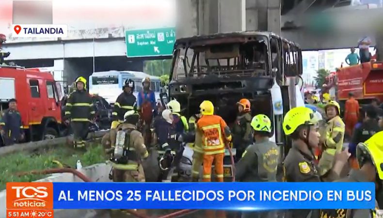 De acuerdo con el reporte preliminar, una llanta del bus explotó y provocó que impactara en una acera haciendo que este se encendiera.