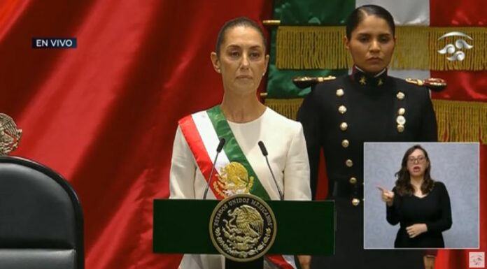 Andrés Manuel López Obrador entregó la banda presidencial a Claudia Sheinbaum, quien se convierte en la primera mujer en dirigir a México.