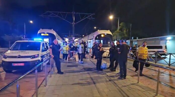 Dos hombres armados causo múltiples heridos y fallecidos en un tiroteo en Tel Aviv, Israel, momentos antes que Irán lanzara misiles.