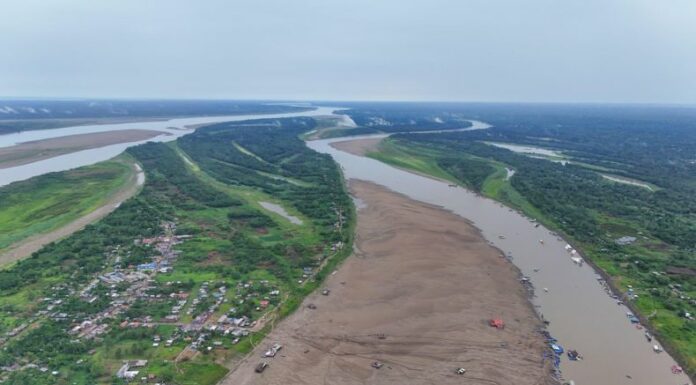 El río Amazonas recorre tres países: Perú, Colombia y Brasil. Además, se le considera el más largo y caudaloso del mundo.
