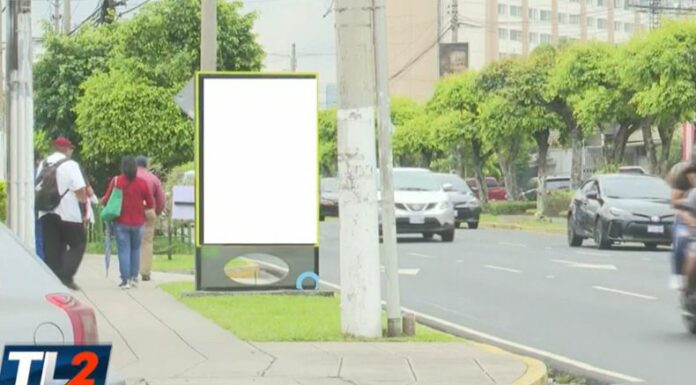 Las aceras del país están invadidos por estructuras publicitarias conocidas como MUPIS, que representan una distracción al volante.