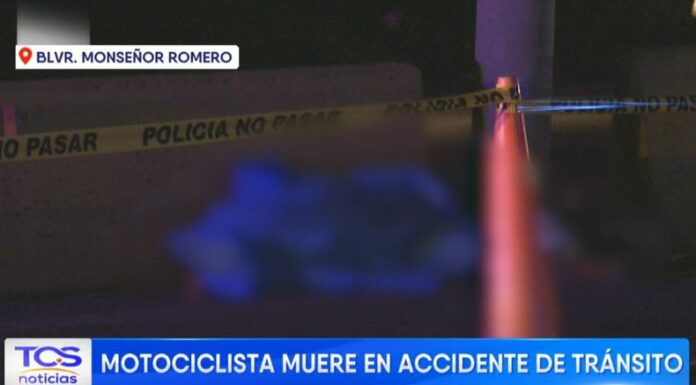 De acuerdo con un testigo el motociclista conducía a excesiva velocidad sobre el bulevar Monseñor Romero, Antiguo Cuscatlán.