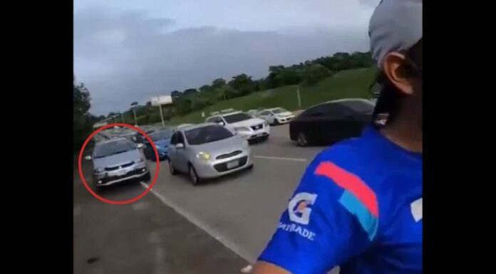 El conductor fue multado por cometer tres infracciones. Las autoridades hacen un llamado a conducir con empatía y consideración.