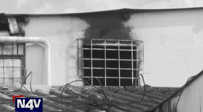 El incendio provocó graves daños materiales y dos personas lesionas en el interior de una vivienda de Santa Tecla.