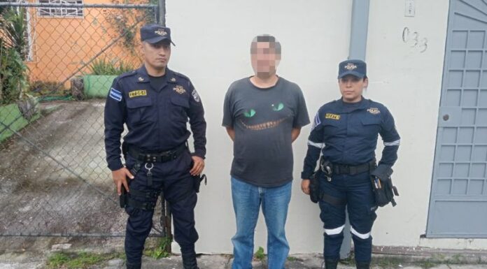 La Policía Nacional Civil (PNC) capturó al hombre acusado de ocasionar un accidente de tránsito anoche en Santa Tecla.