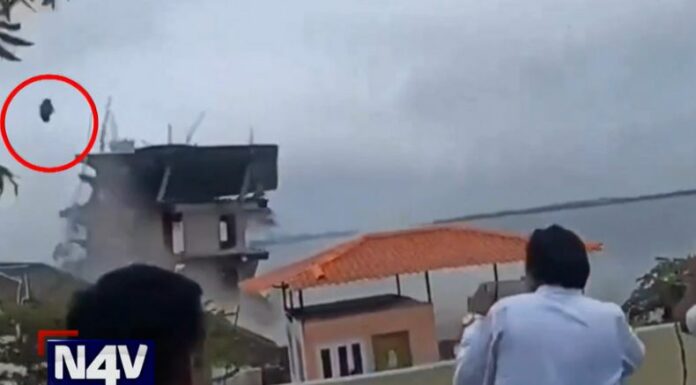 Captan el impactante momento en el que un hombre falleció luego de ser golpeado por una piedra cuando observaban una demolición en la India.