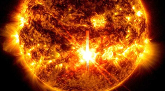 Una llamarada solar consiste en una potente explosión de energía que puede llegar a afectar las comunicaciones.