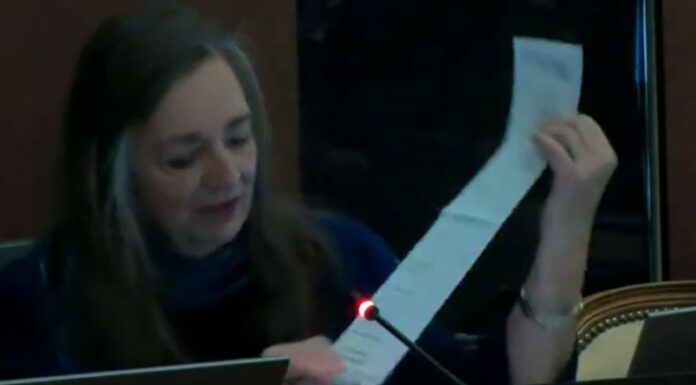 El Centro Carter presentó, frente a un grupo de personas, actas electorales de Venezuela, que le dan la victoria a Edmundo González.