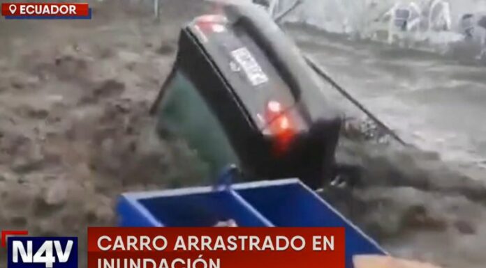 Un carro fue arrastrado por completo debido a las inundaciones provocadas por las fuertes lluvias en Ecuador.