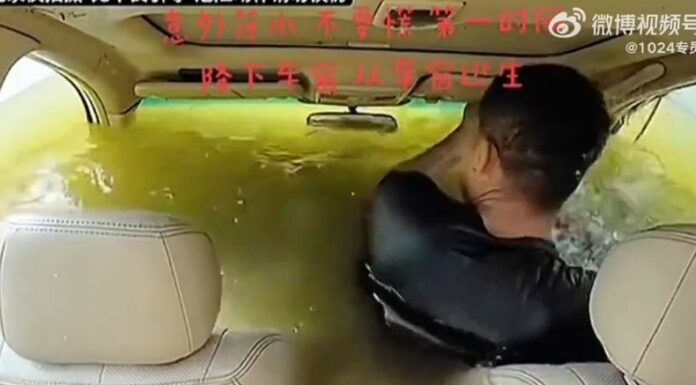 En las últimas horas se ha viralizado el caso donde un hombre no pudo salir de su vehículo al caer a un río.