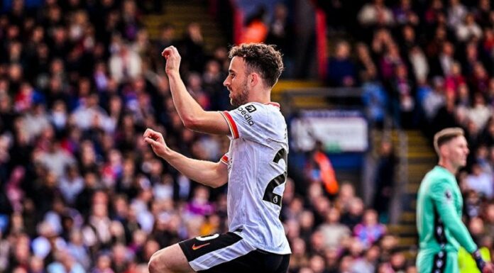 En uno de los encuentros más interesantes de la jornada, el Liverpool se quedó con un triunfo que lo pone como líder en la Premier.