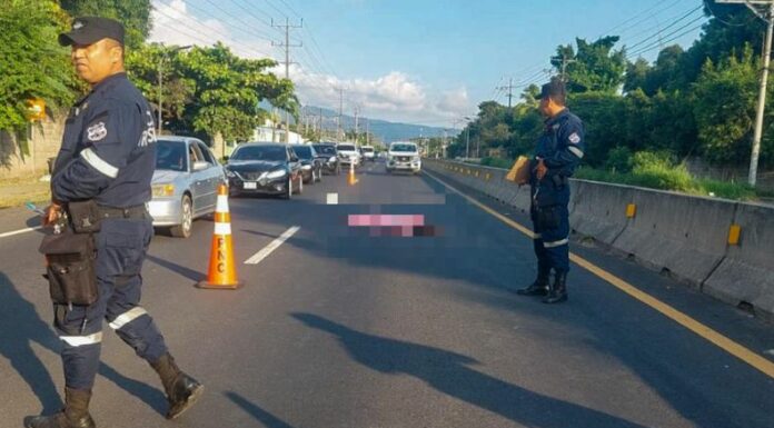 La Policía Nacional Civil (PNC) reportó que un motociclista falleció sobre la carretera que de Sonsonate conduce hacia San Salvador.