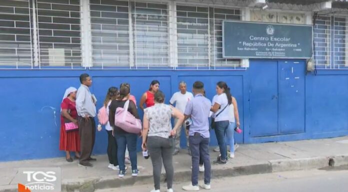 Padres de familia del Centro Escolar República de Argentina, han expresado su malestar por la demolición de la escuela a finales de octubre.