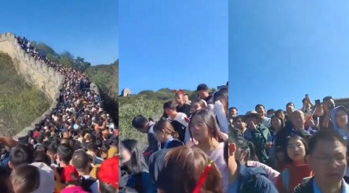 Según estimaciones oficiales, la Gran Muralla China recibe alrededor de diez millones de visitantes cada año.