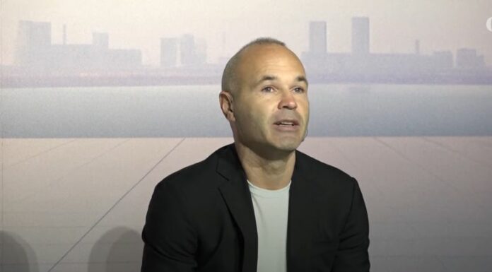 Andrés Iniesta concluye su carrera como futbolista en un emotivo acto, donde aclaró que empieza el camino para convertirse en entrenador.