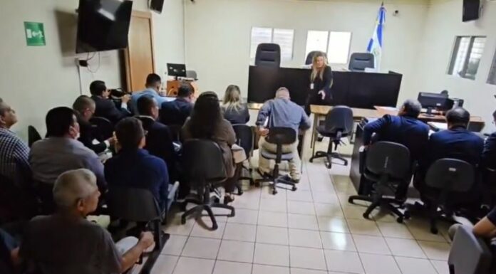 Excombatientes de la guerrilla enfrentan juicio tras ser acusados de asesinar a una mujer en 1989 en Cabañas.