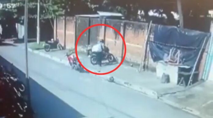 Cámaras de vigilancia captaron el momento en el que un hombre hurtó el casco que estaba en una motocicleta, por lo que fue detenido.