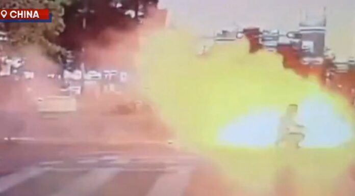 En China, un hombre se prendió en llamas luego de que su motocicleta eléctrica explotara durante su trayecto.