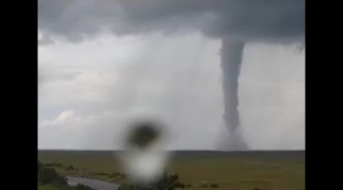 Antes de la llegada del huracán Milton se comienzan a formar tornados en Florida. Las evacuaciones aún continúan.