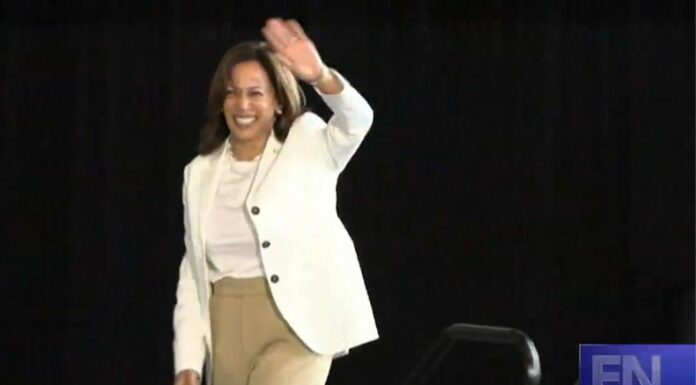 La candidata presidencial, Kamala Harris, tiene una leve ventaja electoral sobre su rival Donald Trump, según una última encuesta.