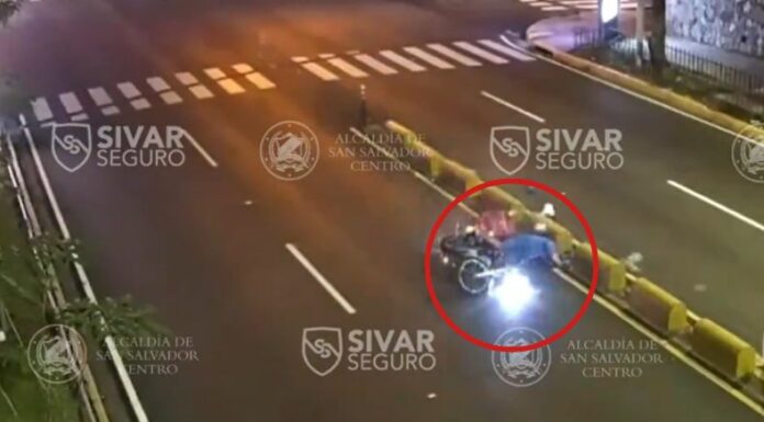 Las cámaras de Sivar Seguro captaron cuando un motociclista posiblemente se durmió mientras circulaba sobre el paseo General Escalón.