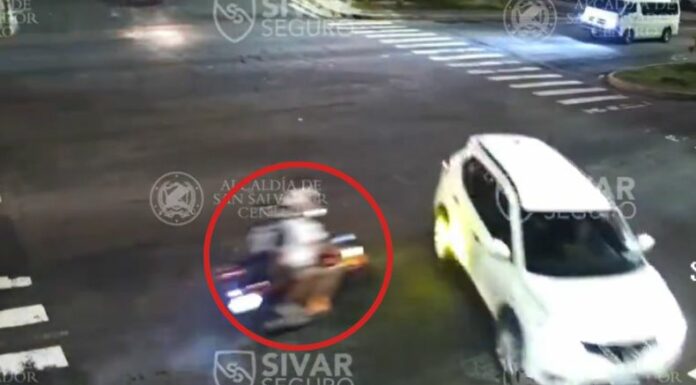 Las cámaras de Sívar Seguro captaron un accidente de tránsito donde un motociclista se pasó el semáforo en rojo.