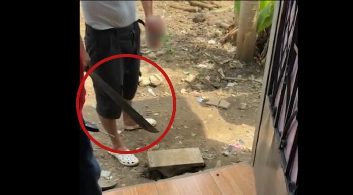 EL sujeto quedó grabado en vídeo cuando llegó a amenazar a la familia, mientras que en su mano manipulaba un corvo.