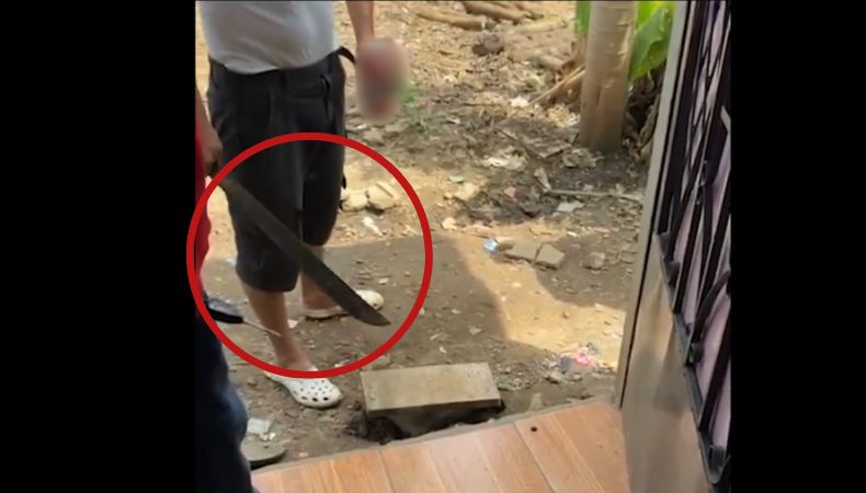 EL sujeto quedó grabado en vídeo cuando llegó a amenazar a la familia, mientras que en su mano manipulaba un corvo.