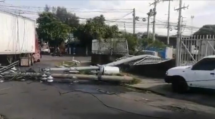El paso se encuentra restringido en la 51 avenida Norte, calle Atitlán y calle Lamatepec, por la caída de un poste.