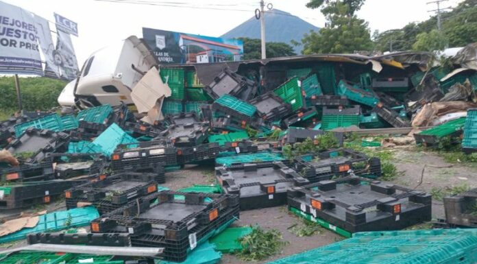 La Policía Nacional Civil (PNC) reportó el accidente de una rastra en el Km 127 de la carretera Panamericana, San Miguel.