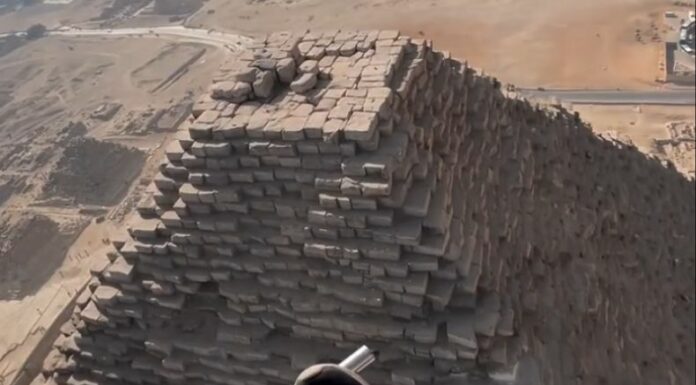 Una mujer sobrevoló en su parapente justo en la cúspide de una de las pirámides que se encuentran en Egipto.