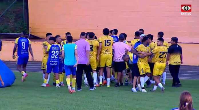 Al final del partido, una riña se vivió en la línea de fondo entre el 