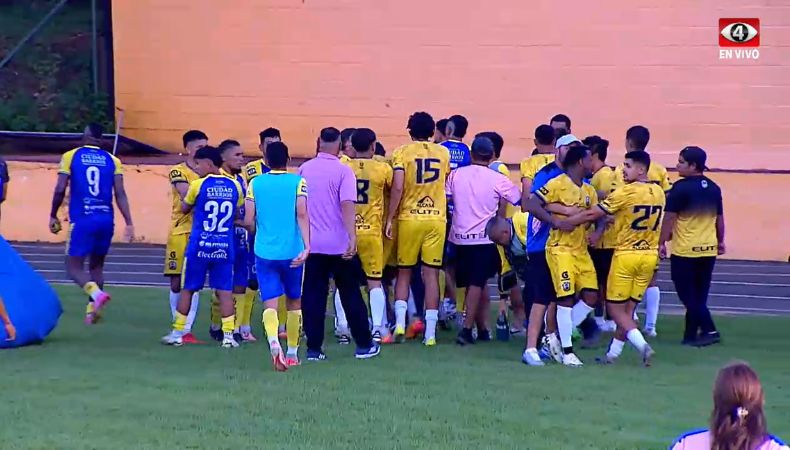 Al final del partido, una riña se vivió en la línea de fondo entre el 