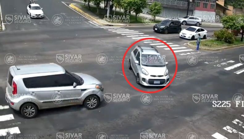 Las cámaras de Sívar Seguro captaron un accidente de tránsito donde el irrespeto al semáforo en rojo fue la causa.